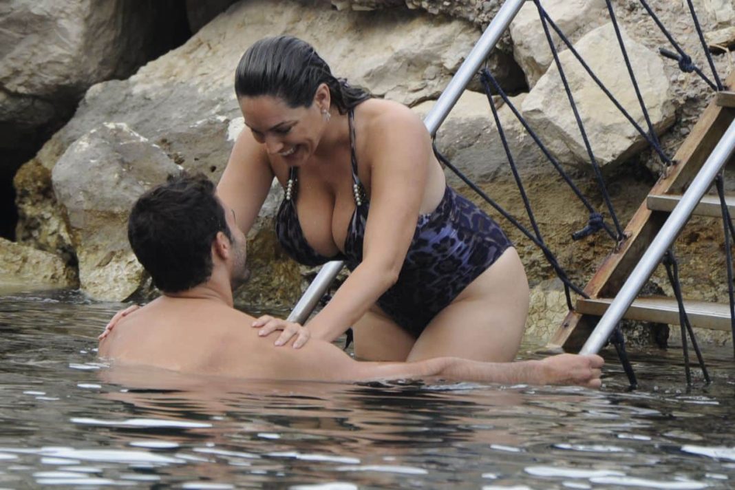 Science confirms Kelly Brook, 45, has the perfect body proportions - featured image