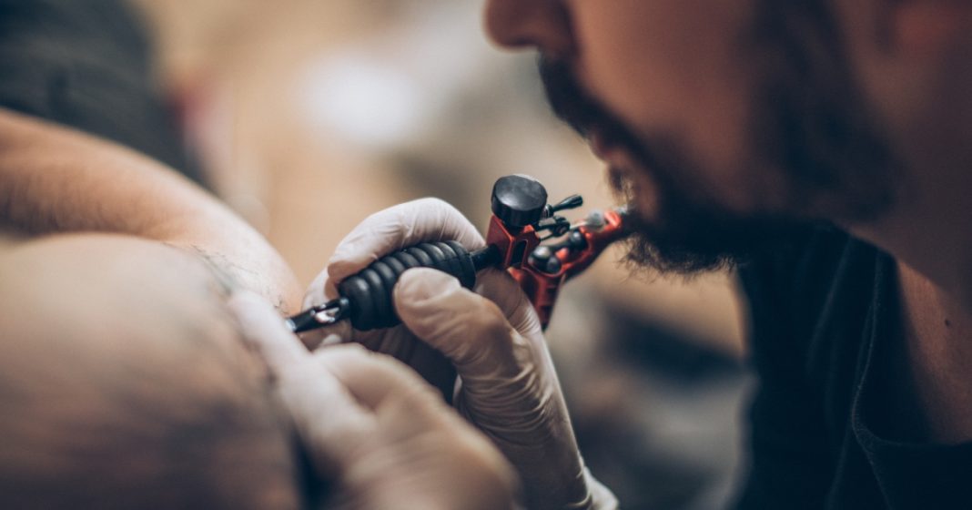 Woman defends decision to tattoo boyfriend’s name on forehead - featured image