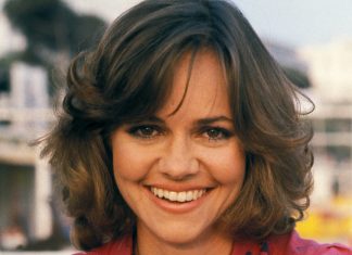 Sally Field stuns fans with her latest look at star-studded Hall of Fame event Sally Field stuns fans with her latest look at star-studded Hall of Fame event - featured image