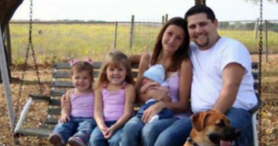 Can you spot the creepy detail in this photo that’s freaking everyone out? - featured image