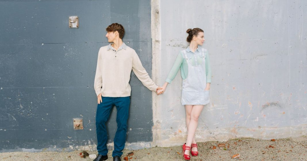 An Expert Says Unmarried Woman Without Children Are Happier Than Everyone Else - featured image