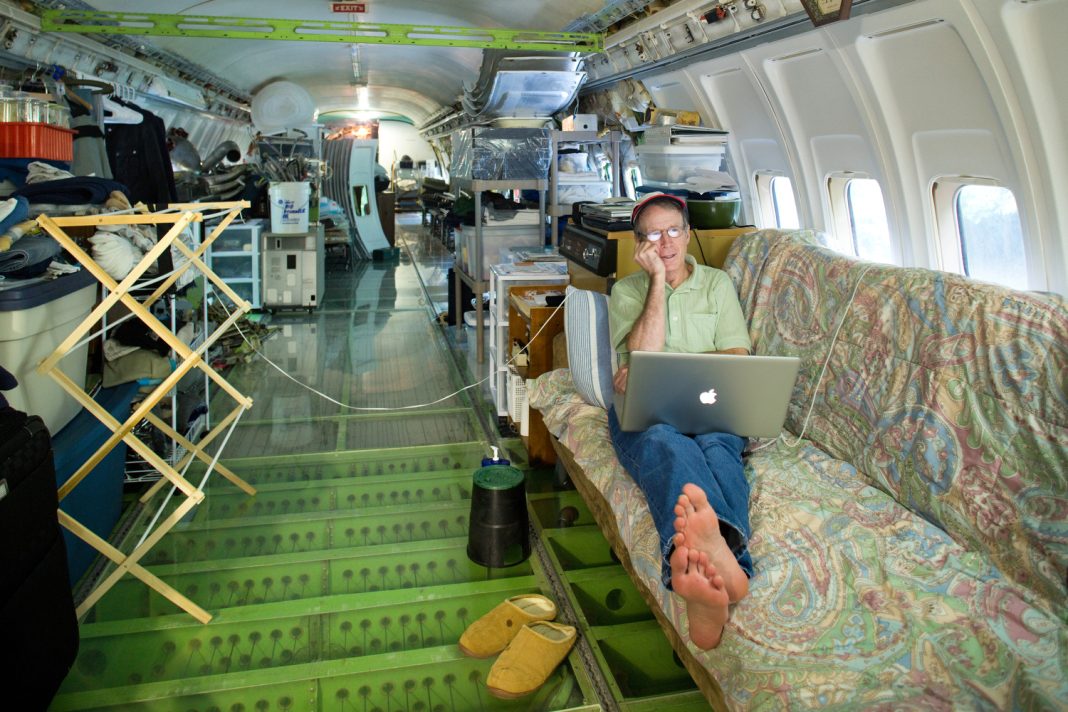 Wait Until You See Inside This Man’s Home, Which He Made Out of an Airplane - featured image