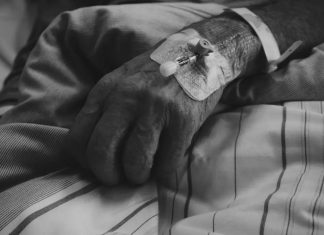 If Your Parent Shows These 3 Signs, They May Be Nearing the End of Life. Prepare Yourself for What’s to Come If Your Parent Shows These 3 Signs, They May Be Nearing the End of Life. Prepare Yourself for What’s to Come - featured image