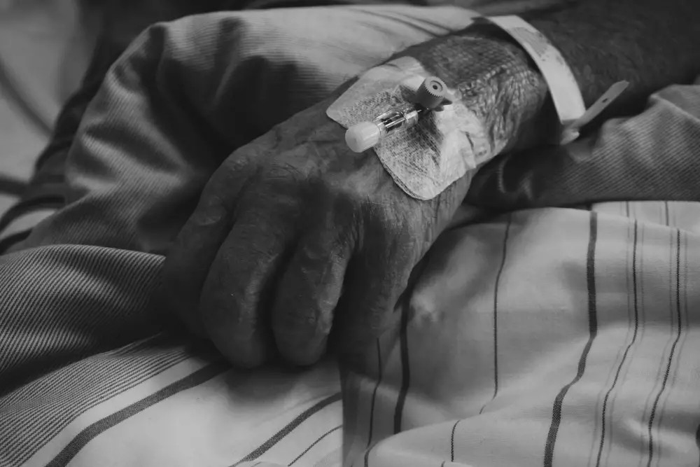 If Your Parent Shows These 3 Signs, They May Be Nearing the End of Life. Prepare Yourself for What’s to Come - featured image If Your Parent Shows These 3 Signs, They May Be Nearing the End of Life. Prepare Yourself for What’s to Come - featured image