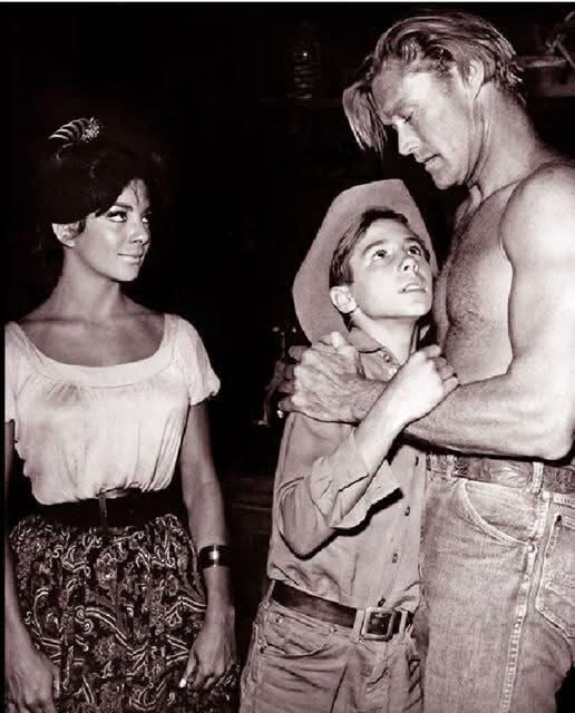 Look closer, this Scene from the Rifleman is not edited and it confirms what we all suspected… Look in the first comment - featured image Look closer, this Scene from the Rifleman is not edited and it confirms what we all suspected… Look in the first comment - featured image