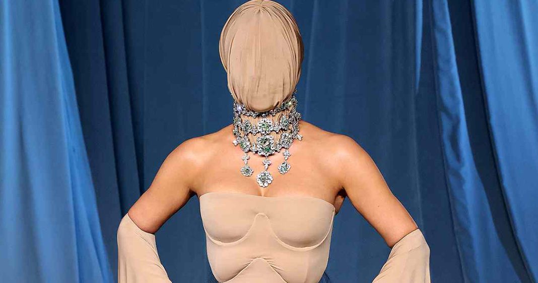 Kim Kardashian mocked for bizarre mask at California gala – the theory behind it - featured image