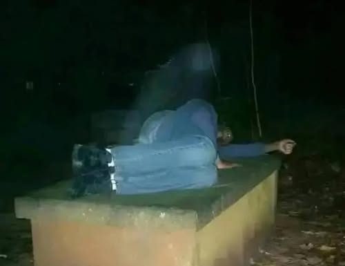 This man slept on his mother’s grave every day, never leaving her side. People couldn’t believe it. This man slept on his mother’s grave every day, never leaving her side. People couldn’t believe it. - featured image