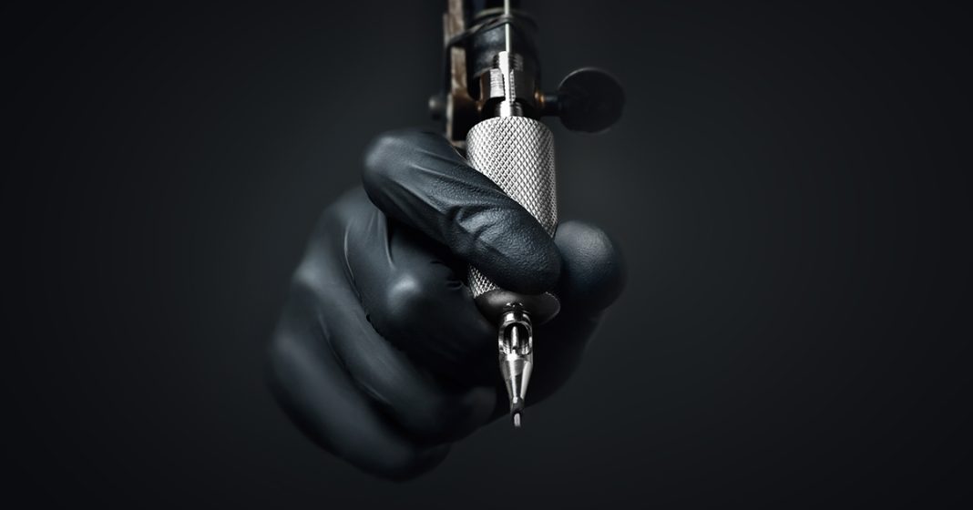 Man spends $70k to tattoo his entire body and eyeballs - featured image