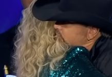 Erika Kirk causes new stir after hugging Jason Aldean Erika Kirk causes new stir after hugging Jason Aldean - featured image