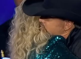 Erika Kirk causes new stir after hugging Jason Aldean Erika Kirk causes new stir after hugging Jason Aldean - featured image