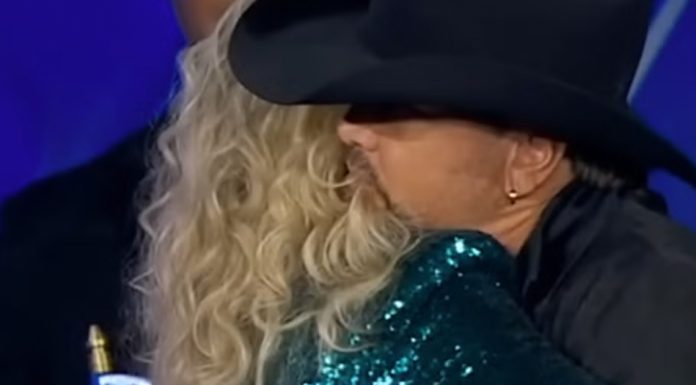 Erika Kirk causes new stir after hugging Jason Aldean Erika Kirk causes new stir after hugging Jason Aldean - featured image