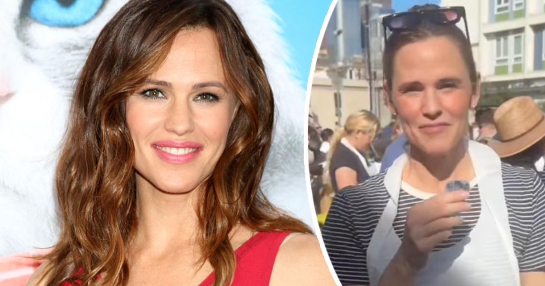 Jennifer Garner sends important message after feeding the homeless on Thanksgiving - featured image