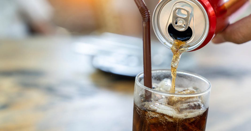 Experts issues serious health warning to anyone drinking diet soda - featured image