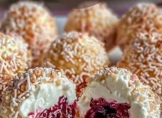 Cream and Berry Pastry Bites: A Classic Dessert with a Fresh, Elegant Twist Cream and Berry Pastry Bites: A Classic Dessert with a Fresh, Elegant Twist - featured image