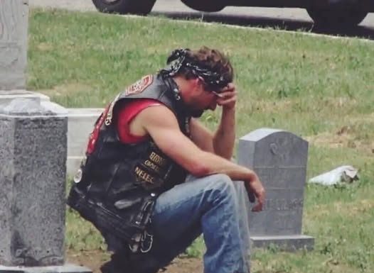 The Man Who Visited My Wife’s Grave — A Heart-Touching Secret The Man Who Visited My Wife’s Grave — A Heart-Touching Secret - featured image