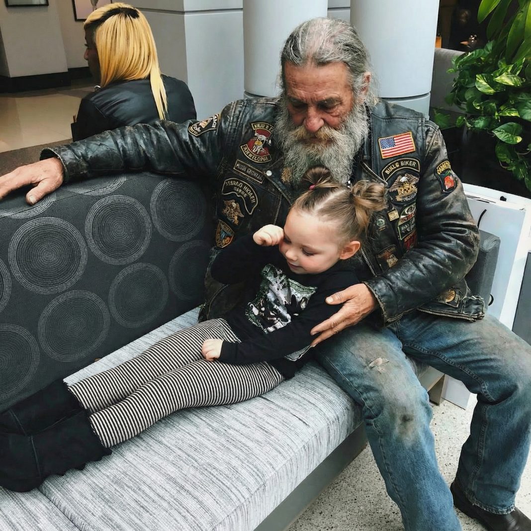 A Little Girl’s Shocking Moment With a Stranger on a Motorcycle - featured image