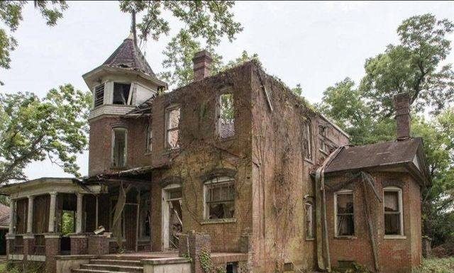 A Look Inside a Rare 1899 Brick Mansion Designed to Endure A Look Inside a Rare 1899 Brick Mansion Designed to Endure - featured image