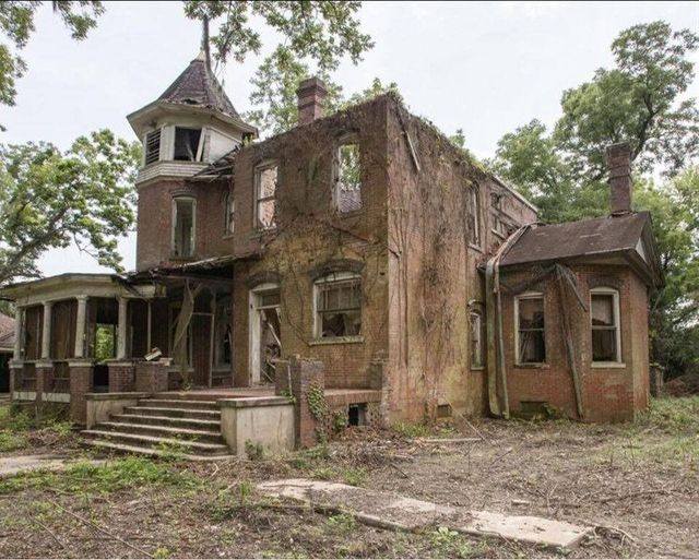 A Look Inside a Rare 1899 Brick Mansion Designed to Endure - featured image A Look Inside a Rare 1899 Brick Mansion Designed to Endure - featured image