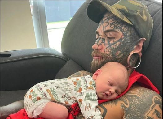 Dad With 240 Tattoos Faces Backlash As People Think He Is A Horrible Father – Then His Wife Reveals The Truth Dad With 240 Tattoos Faces Backlash As People Think He Is A Horrible Father – Then His Wife Reveals The Truth - featured image