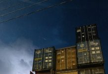 MAN BUILT HIS DREAM HOME FROM 11 SHIPPING CONTAINERS MAN BUILT HIS DREAM HOME FROM 11 SHIPPING CONTAINERS - featured image