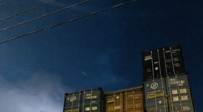 MAN BUILT HIS DREAM HOME FROM 11 SHIPPING CONTAINERS MAN BUILT HIS DREAM HOME FROM 11 SHIPPING CONTAINERS - featured image