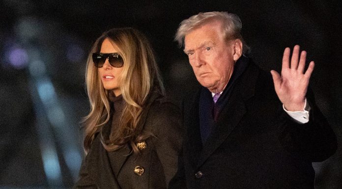 People are all pointing out the same thing with Melania Trump during DC return after Thanksgiving People are all pointing out the same thing with Melania Trump during DC return after Thanksgiving - featured image