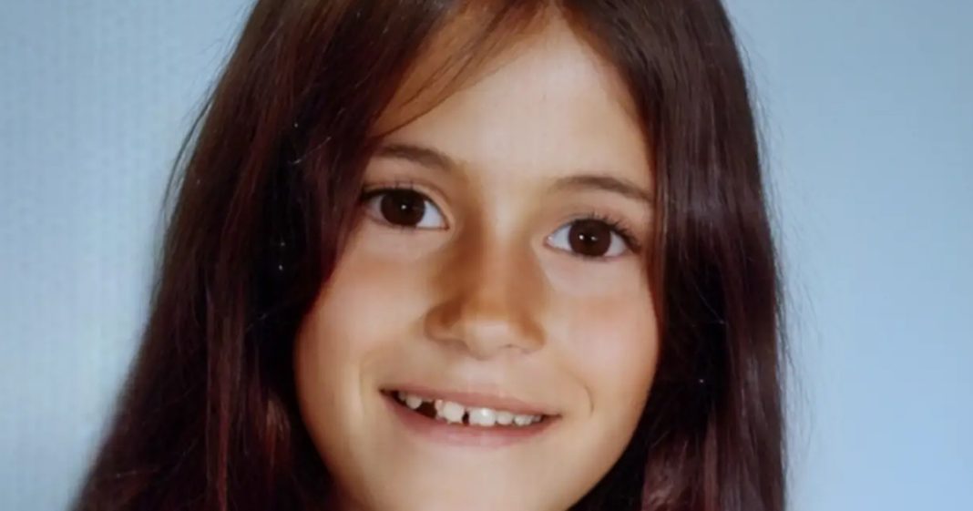 The woman in this photo grew up to become the richest actress in the world - featured image The woman in this photo grew up to become the richest actress in the world - featured image