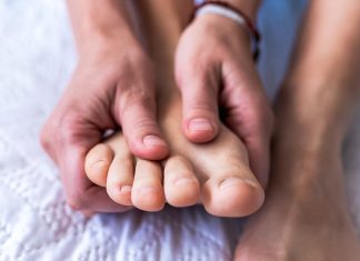 Expert explains why hairless toes can be a major indicator for dangerous condition Expert explains why hairless toes can be a major indicator for dangerous condition - featured image