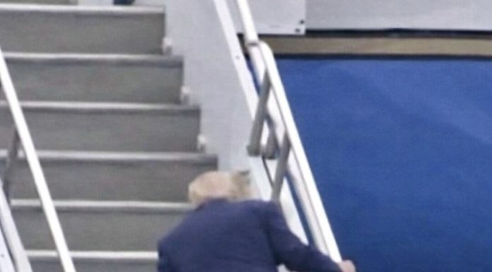 Awkward Moment as Donald Trump Boards Air Force One Awkward Moment as Donald Trump Boards Air Force One - featured image