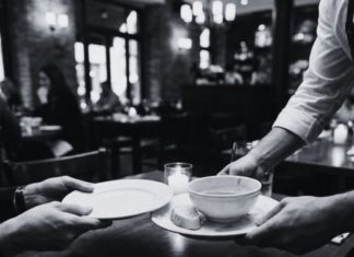 Introvert or Extrovert When Someone Helps Waiters Clear Plates? Psychology Explains Introvert or Extrovert When Someone Helps Waiters Clear Plates? Psychology Explains - featured image