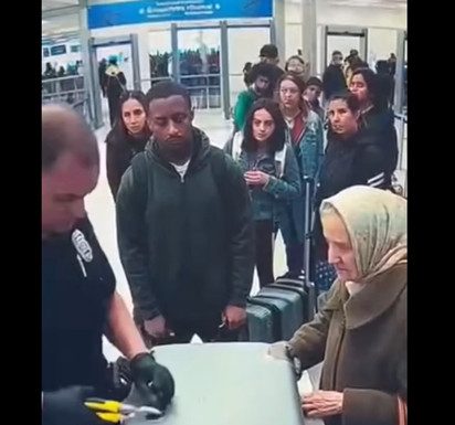 While Inspecting an Elderly Woman’s Bags, Security Officer Spotted Something Odd While Inspecting an Elderly Woman’s Bags, Security Officer Spotted Something Odd - featured image