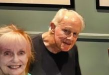 Hollywood Love in the Spotlight: Beloved Couple Shares a Heartwarming Moment! Hollywood Love in the Spotlight: Beloved Couple Shares a Heartwarming Moment! - featured image