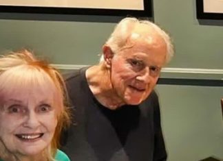 Hollywood Love in the Spotlight: Beloved Couple Shares a Heartwarming Moment! Hollywood Love in the Spotlight: Beloved Couple Shares a Heartwarming Moment! - featured image