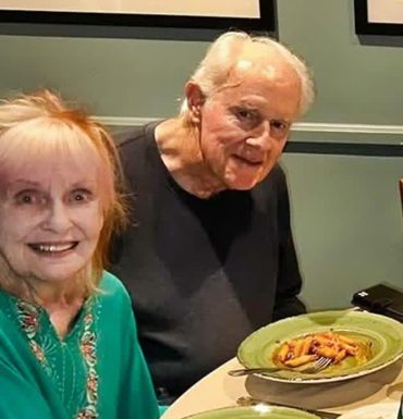 Hollywood Love in the Spotlight: Beloved Couple Shares a Heartwarming Moment! Hollywood Love in the Spotlight: Beloved Couple Shares a Heartwarming Moment! - featured image