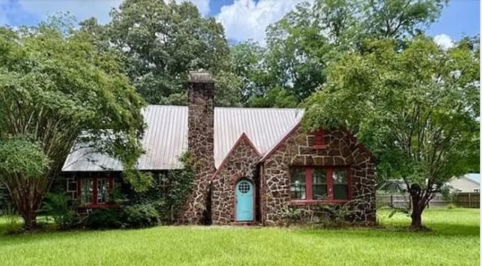 Classic 1937 Country Home on One Acre with Room to Grow in Louisville, Missouri Classic 1937 Country Home on One Acre with Room to Grow in Louisville, Missouri - featured image