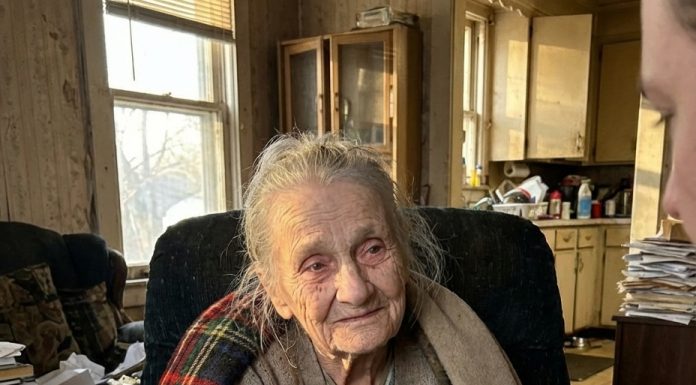 She Tried to Pay for a Pizza with Coins—What Happened Next Surprised Me She Tried to Pay for a Pizza with Coins—What Happened Next Surprised Me - featured image