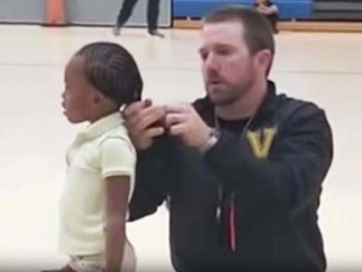 Coach Goes Viral After One Powerful Moment During a Kids’ Basketball Game Coach Goes Viral After One Powerful Moment During a Kids’ Basketball Game - featured image