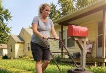 I Mowed the Lawn for My 82-Year-Old Neighbor—The Next Morning, a Sheriff Arrived with Unexpected News I Mowed the Lawn for My 82-Year-Old Neighbor—The Next Morning, a Sheriff Arrived with Unexpected News - featured image