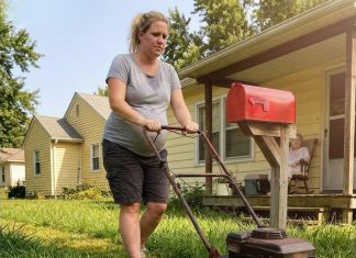 I Mowed the Lawn for My 82-Year-Old Neighbor—The Next Morning, a Sheriff Arrived with Unexpected News I Mowed the Lawn for My 82-Year-Old Neighbor—The Next Morning, a Sheriff Arrived with Unexpected News - featured image