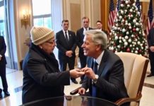 “I Only Need to Check My Balance,” the Elderly Woman Said — The Millionaire Reacted in Surprise… “I Only Need to Check My Balance,” the Elderly Woman Said — The Millionaire Reacted in Surprise… - featured image