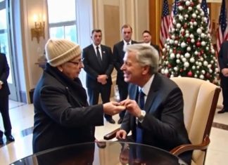 “I Only Need to Check My Balance,” the Elderly Woman Said — The Millionaire Reacted in Surprise… “I Only Need to Check My Balance,” the Elderly Woman Said — The Millionaire Reacted in Surprise… - featured image