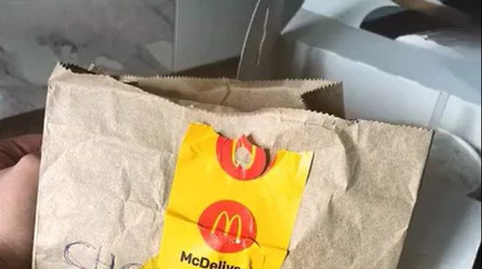 “A Note from a Delivery Driver Completely Changed My Life — I’ll Always Be Grateful” “A Note from a Delivery Driver Completely Changed My Life — I’ll Always Be Grateful” - featured image