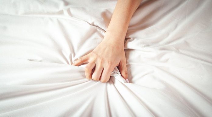 Sex therapist issues serious warning about new masturbation technique many are turning to Sex therapist issues serious warning about new masturbation technique many are turning to - featured image