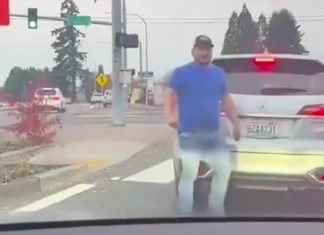 “Terrifying Road-Rage Ambush: Single Mom Uses Last Resort To Save Her Child — Shocking Dash-Cam Footage Goes Viral!” “Terrifying Road-Rage Ambush: Single Mom Uses Last Resort To Save Her Child — Shocking Dash-Cam Footage Goes Viral!” - featured image