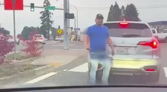 “Terrifying Road-Rage Ambush: Single Mom Uses Last Resort To Save Her Child — Shocking Dash-Cam Footage Goes Viral!” “Terrifying Road-Rage Ambush: Single Mom Uses Last Resort To Save Her Child — Shocking Dash-Cam Footage Goes Viral!” - featured image