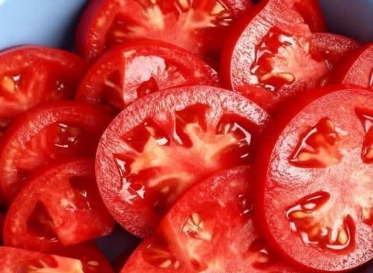 Eating tomatoes: an ally for your health and your kitchen Eating tomatoes: an ally for your health and your kitchen - featured image